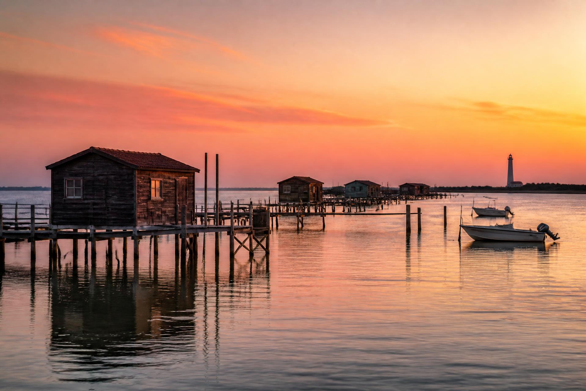Cabanes ostréicoles sur pilotis et pontons de bois au coucher du soleil sur la côte de Charente-Maritime